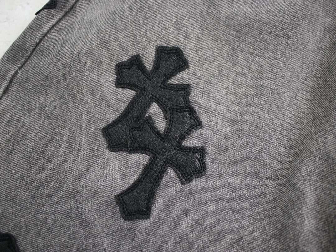 🅿️250 Style Number: D123 Chrome Hearts Matty Boy Sex Records Series Limited JJ Lin Gray and Leather High Street Jeans - CH jeans need to be washed and then disassembled and hand-stitched with sheepskin cross leather and then spliced ​​together to complete the process. The whole process is too complicated to explain. The texture can be seen in the hand, and it’s all about looking good. These are the most beautiful pants in Crow’s heart. They are made of beaded canvas fabric, and heavy washing makes the upper body of the fabric more textured, and the pants shape is tall and straight! The three-dimensional cutting of the whole trousers is a masterpiece! The hardware is customized by zp. The beaded canvas fabric is thick and soft after being washed. It has good breathability. Customized small leather label. Unique design. The details are simple and elegant, and the workmanship is exquisite. The whole trousers are neatly routed and the details are in place! It’s so cool that both men and women can easily control the trend of gender-neutral shorts!  Color: Gray with black Size: 28 30 32 34 36 Corresponding sizes s-xxl Available in seconds. Detailed sizes can be found in picture 9. Pants length: 107/108/109/110/111 Waist: 71/76/81/86/91 Sitting: 101/106/111/116/121